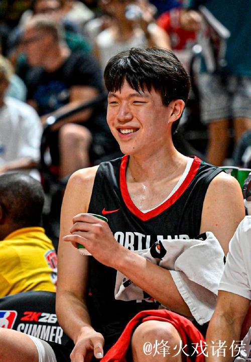 杨瀚森赛前耐心为国外小球迷签名,小球迷的可爱反应超吸睛! 杨瀚森赛前耐心为国外小球迷签名,小球迷的可爱反应超吸睛!