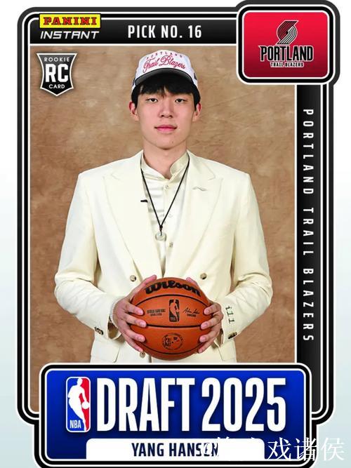 杨瀚森赛前耐心为国外小球迷签名,小球迷的可爱反应超吸睛! 杨瀚森赛前耐心为国外小球迷签名,小球迷的可爱反应超吸睛!