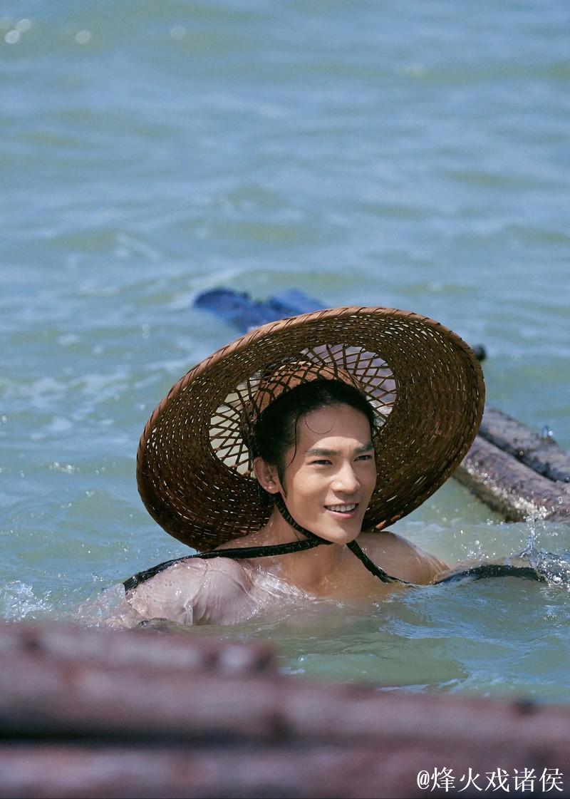 于适单人挥旗入场引发观众惊叹 于适单人挥旗入场引发观众惊叹